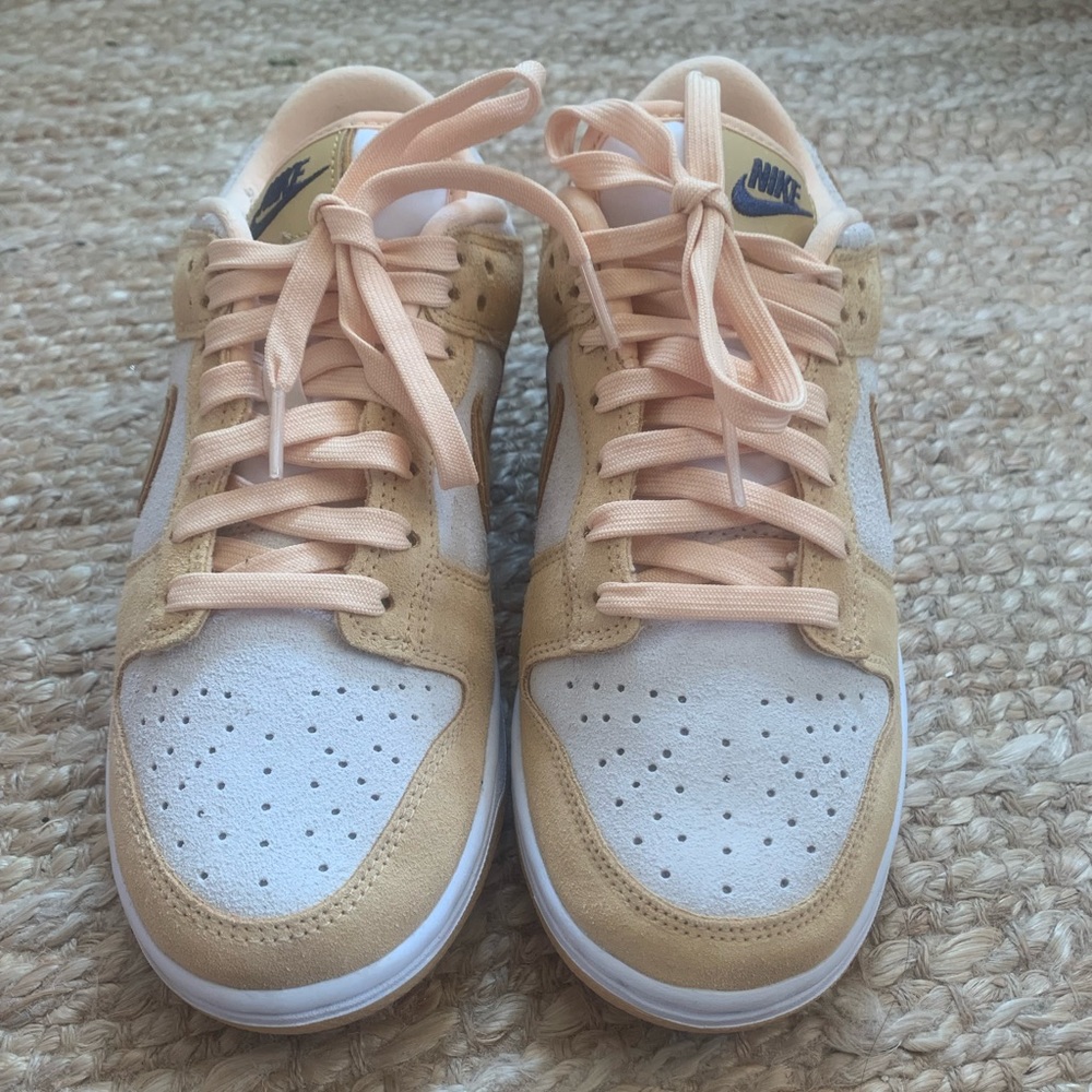 W Nike Dunk Low LX in gold